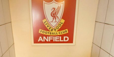 Tunel na Anfieldu i čuveni znak (Foto: AFP)