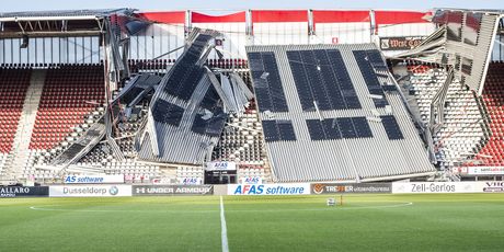 Vjetar srušio krov stadiona AZ Alkmaara (Foto: AFP)