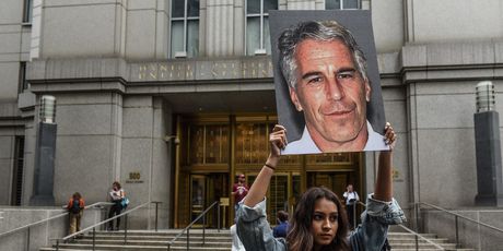 Prosvjednica drži fotografiju Jeffreyja Epsteina (Foto: AFP)