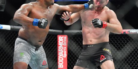 Daniel Cormier i Stipe Miočić (Foto: AFP)