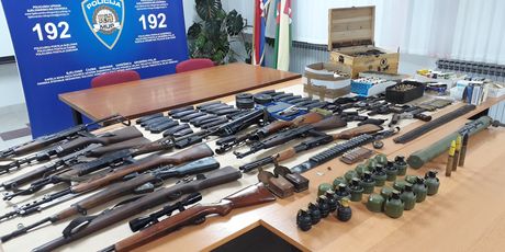 Policija pronašla arsenal oružja u Bjelovaru (Foto: PU bjelovarsko-bilogorska)