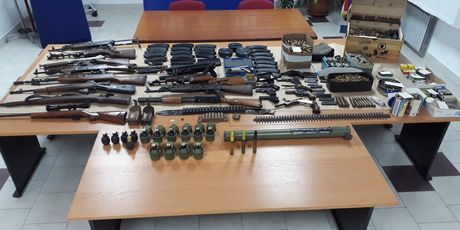 Policija pronašla arsenal oružja u Bjelovaru (Foto: PU bjelovarsko-bilogorska)1