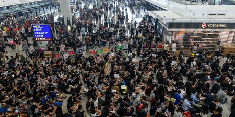 Prosvjednici blokirali aerodrom u Hong Kongu (Foto: AFP) - 1