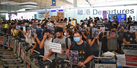 Prosvjednici blokirali aerodrom u Hong Kongu (Foto: AFP) - 2
