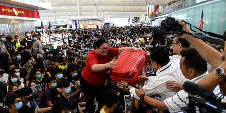 Prosvjednici blokirali aerodrom u Hong Kongu (Foto: AFP) - 3