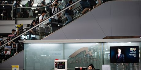 Prosvjednici blokirali aerodrom u Hong Kongu (Foto: AFP) - 4