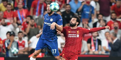 Kovačić u skoku protiv Salaha (Foto: AFP)