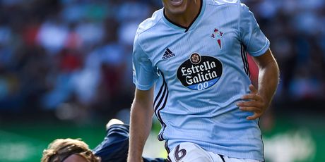 Modrićev start na Denisa Suareza (Foto: AFP)