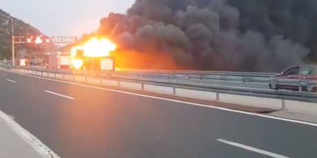 Gori autobus kod tunela Sveti Rok (Foto: Čitatelj)