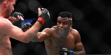Ngannou udara Miočića (Foto: AFP)