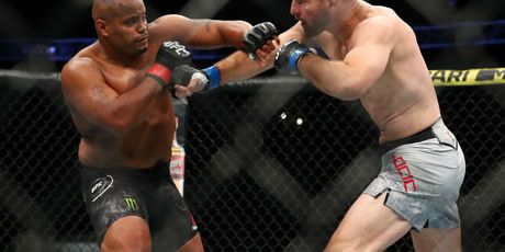 Daniel Cormier i Stipe Miočić (Foto: AFP)