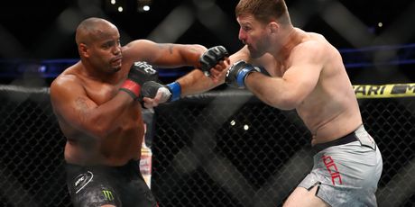 Daniel Cormier i Stipe Miočić (Foto: AFP)