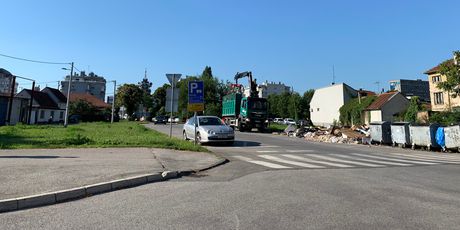 Kamion Čistoće odvozi glomazni otpad s divljeg odlagališta pored nacionalne knjižnice (Foto: Dnevnik.hr)
