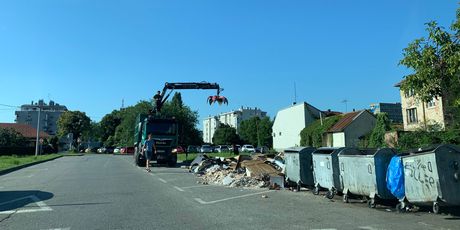 Kamion Čistoće odvozi glomazni otpad s divljeg odlagališta pored nacionalne knjižnice (Foto: Dnevnik.hr)