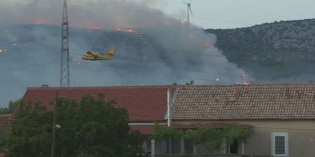 Kanader gasi požar (Foto: Dnevnik.hr)
