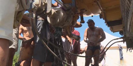 Migranti se tuširaju (Foto: Dnevnik.hr)