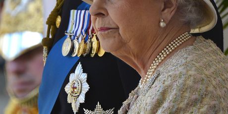 Princ Andrew i kraljica Elizabeta II. (Foto: AFP)