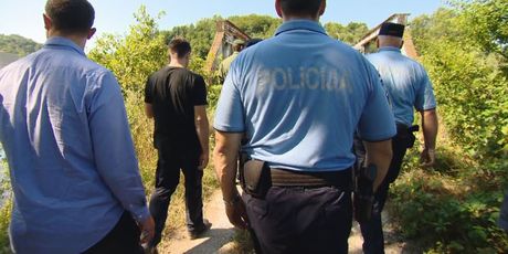 Policajci prate ljude (Foto: Dnevnik.hr)