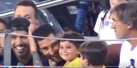 Messi se hvata za glavu (Screenshot)