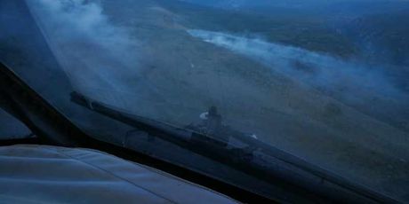 Pogled na požar kod Knina iz kanadera (Foto: MORH)
