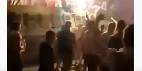 Igrači Zvezde na oklopnom vozilu