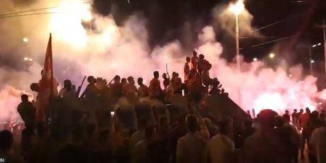 Igrači Zvezde na oklopnom vozilu