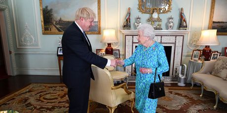 Britanski premijer Boris Johnson i kraljica Elizabeta II. (Foto: AFP)