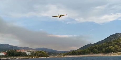 Avioni gase niz požara oko Šibenika - 2