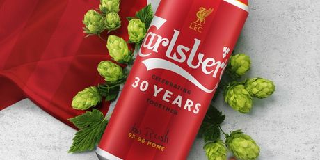 Obljetničko izdanje Carlsberga - crvena limenka s potpisom Iana Rusha