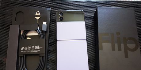 Samsung Galaxy Z Flip4 - 1