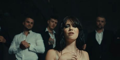 Mia Negovetić u novom spotu za pjesmu ''Mijenjam se'' - 10