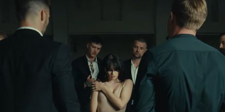 Mia Negovetić u novom spotu za pjesmu ''Mijenjam se''