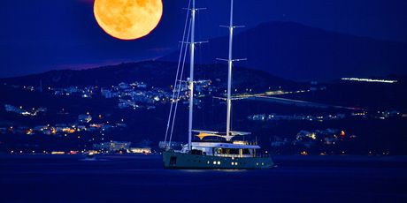 Pogled na izlazak punog Mjeseca s Porporele