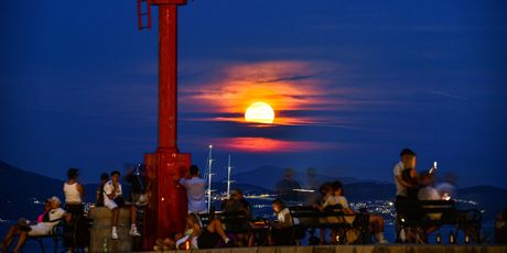 Pogled na izlazak punog Mjeseca s Porporele