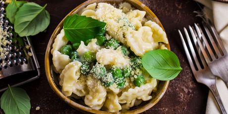 U kremastu tjesteninu s graškom možete naribati i malo parmezana