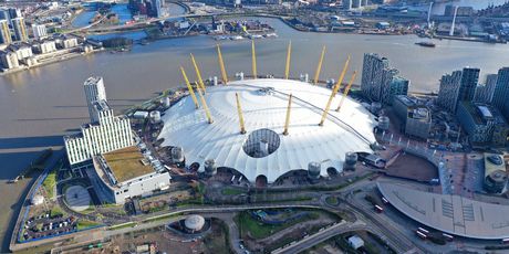 O2 Arena u Londonu ima 50 metara visoku kupolu i poduprtu s 12 žutih tornjeva