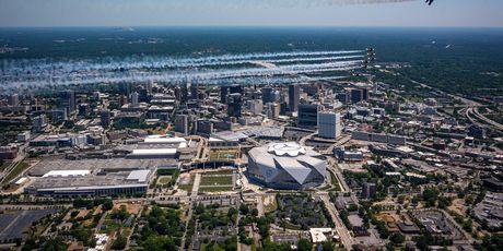 Arhitektonska tvrtka HOK dizajnirala je krov stadiona Mercedes-Benz u Atlanti da se otvara i zatvara poput fotoaparata