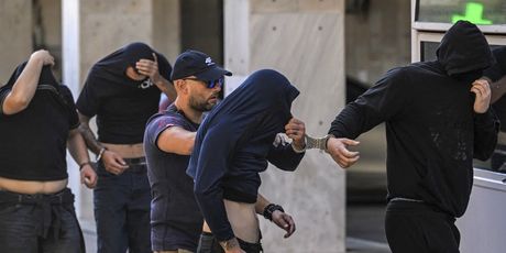 Uhićeni nakon nereda stižu na sud