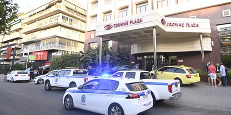 Policija ispred Dinamovog hotela