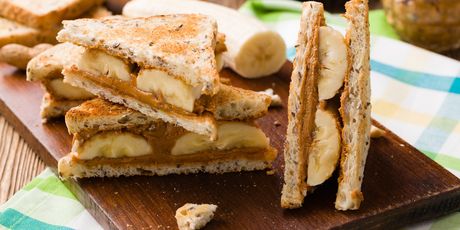 U sendvič od maslaca od kikirkikija i banane dodajte i malo špeka te meda