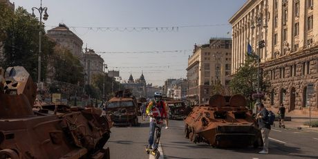 Postrojeni uništeni ruski tenkovi u Kijevu - 4