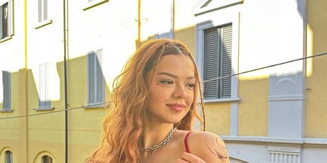 Zalizana kosa iza uha i dvije male pletenice