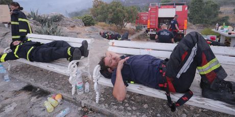 Vatrogasci dočekali jutro na požarištu - 3