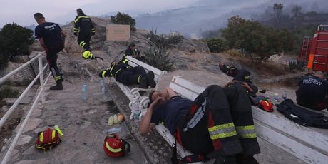 Vatrogasci dočekali jutro na požarištu - 5