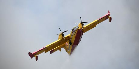 Kanaderi gase požar koji je buknuo u Rokićima i prijeti kućama - 2