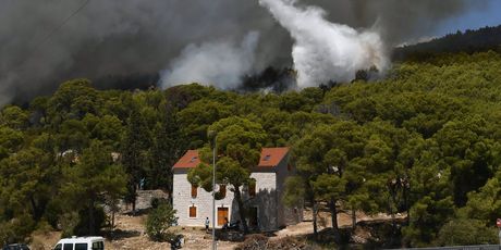 Kanaderi gase požar koji je buknuo u Rokićima i prijeti kućama - 3