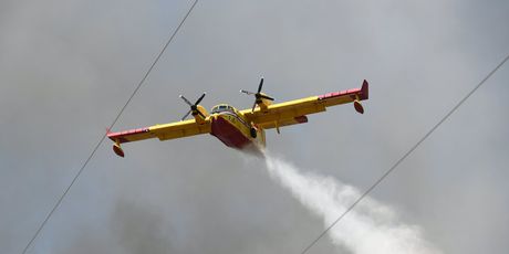 Kanaderi gase požar koji je buknuo u Rokićima i prijeti kućama - 4