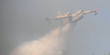 Kanaderi gase požar koji je buknuo u Rokićima i prijeti kućama - 5