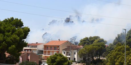 Kanaderi gase požar koji je buknuo u Rokićima i prijeti kućama - 6