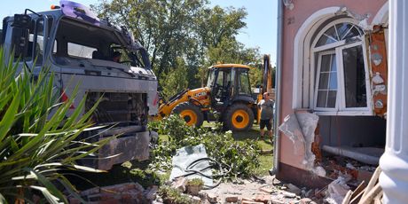 Kamion se zabio u obiteljsku kuću u Garešničkom Brestovcu - 1